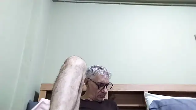 Snapshot of BIGUNCUTHARDCOCK chatting on November 2, 1:10 am BIGUNCUTHARDCOCK online show from November 2, 1:10 am