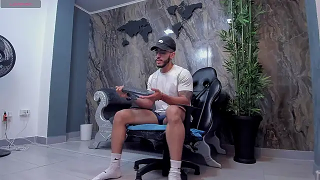 Snapshot of Liam_Kleiin chatting on December 5, 11:49 am Liam Kleiin online show from December 5, 11:49 am