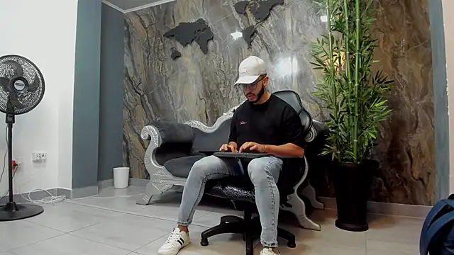 Snapshot of Liam_Kleiin chatting on December 16, 11:44 am Liam Kleiin online show from December 16, 11:44 am