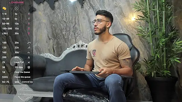 Snapshot of Liam_Kleiin chatting on December 19, 11:18 am Liam Kleiin online show from December 19, 11:18 am