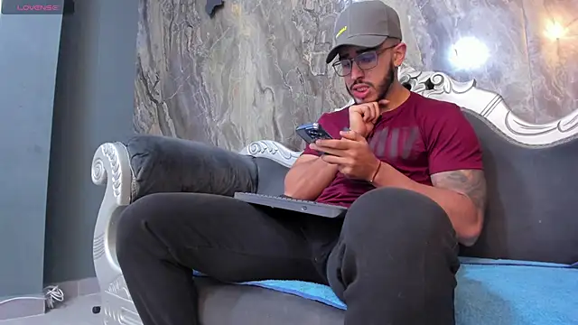 Snapshot of Liam_Kleiin chatting on March 22, 11:32 am Liam Kleiin online show from March 22, 11:32 am