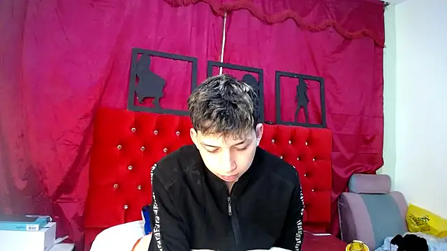  Thomas hot  online show from March 18, 6:28 pm