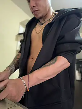 Osiiriis online show from March 15, 8:04 pm