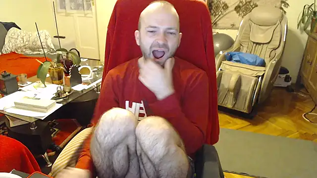 Snapshot of RealManHaveHairy chatting on December 5, 6:43 am RealManHaveHairy online show from December 5, 6:43 am