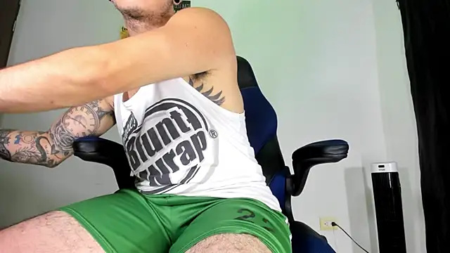 Snapshot of male_pussy chatting on December 21, 1:58 am male pussy online show from December 21, 1:58 am