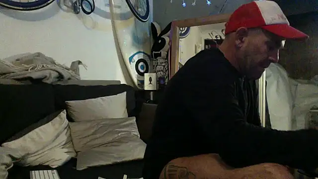 Snapshot of DJUX chatting on December 19, 7:29 pm DJUX online show from December 19, 7:29 pm