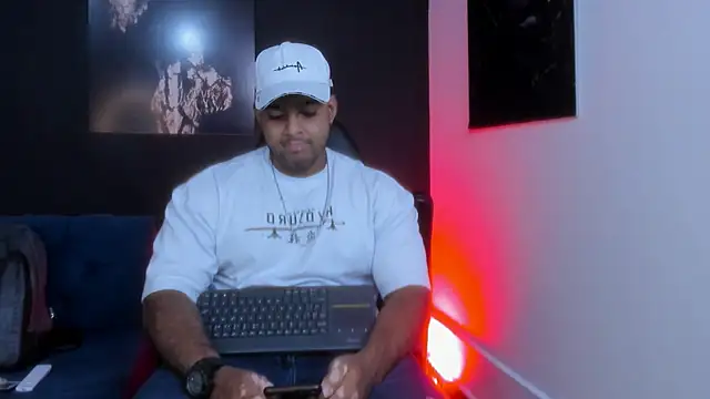 Snapshot of Big_furry_bear13 chatting on November 1, 6:17 am Big furry bear13 online show from November 1, 6:17 am