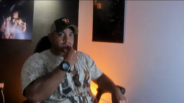 Snapshot of Big_furry_bear13 chatting on October 22, 3:32 am Big furry bear13 online show from October 22, 3:32 am