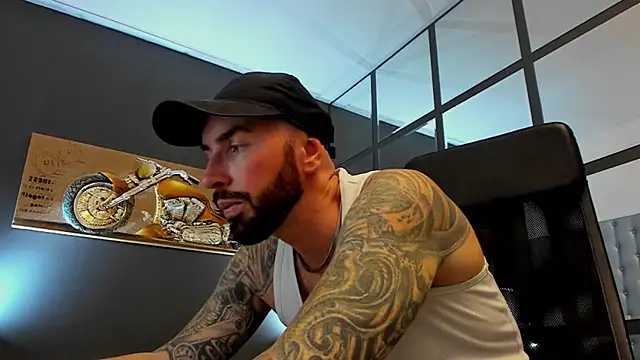 Snapshot of AronGrant chatting on October 28, 10:40 am AronGrant online show from October 28, 10:40 am