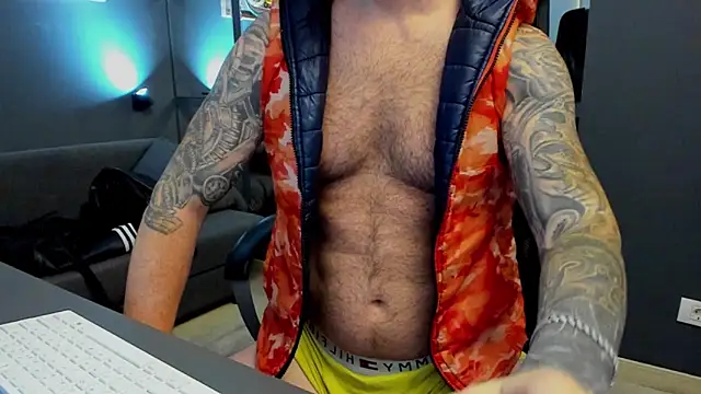 Snapshot of AronGrant chatting on October 16, 11:07 am AronGrant online show from October 16, 11:07 am