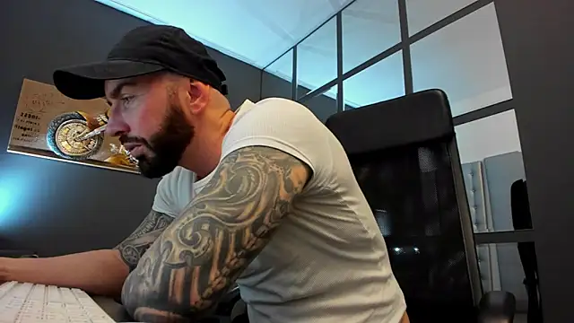 Snapshot of AronGrant chatting on February 7, 9:37 am AronGrant online show from February 7, 9:37 am