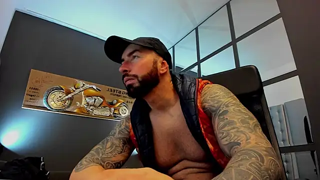 Snapshot of AronGrant chatting on January 7, 8:37 am AronGrant online show from January 7, 8:37 am