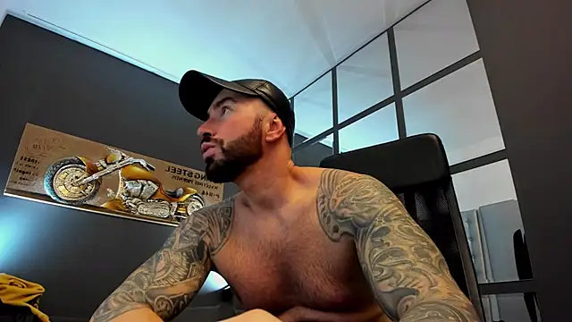 Snapshot of AronGrant chatting on December 17, 8:45 am AronGrant online show from December 17, 8:45 am