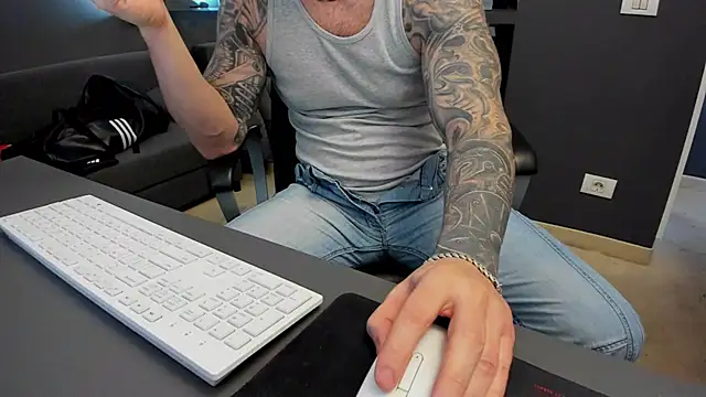Snapshot of AronGrant chatting on March 20, 8:20 am AronGrant online show from March 20, 8:20 am