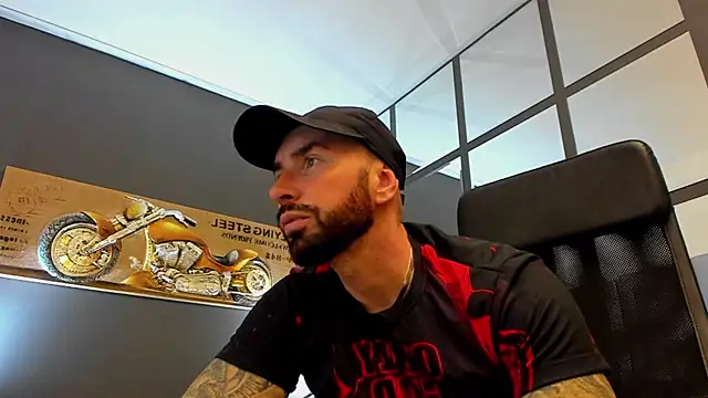 Snapshot of AronGrant chatting on October 27, 10:39 am AronGrant online show from October 27, 10:39 am