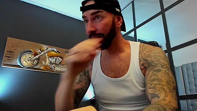 Snapshot of AronGrant chatting on October 20, 11:25 am AronGrant online show from October 20, 11:25 am