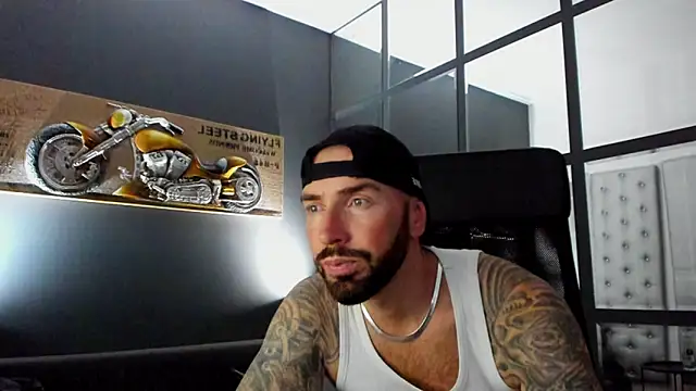 Snapshot of AronGrant chatting on October 29, 11:13 am AronGrant online show from October 29, 11:13 am