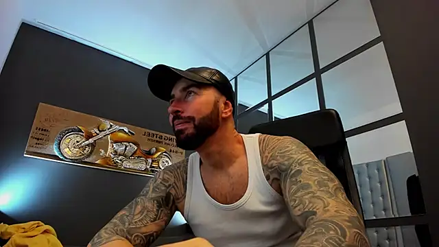 Snapshot of AronGrant chatting on December 16, 8:20 am AronGrant online show from December 16, 8:20 am
