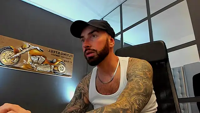 Snapshot of AronGrant chatting on November 2, 11:58 am AronGrant online show from November 2, 11:58 am