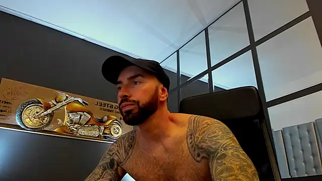 Snapshot of AronGrant chatting on October 15, 10:56 am AronGrant online show from October 15, 10:56 am