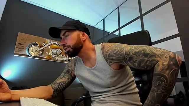 Snapshot of AronGrant chatting on December 10, 9:23 am AronGrant online show from December 10, 9:23 am