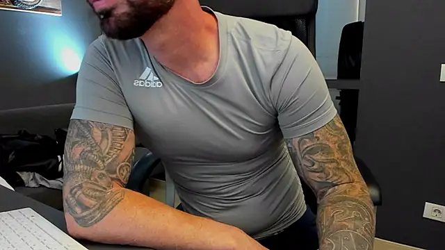 Snapshot of AronGrant chatting on October 14, 10:22 am AronGrant online show from October 14, 10:22 am