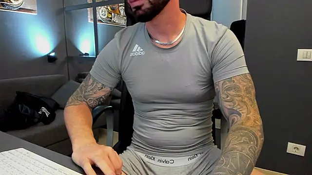 Snapshot of AronGrant chatting on October 24, 9:22 am AronGrant online show from October 24, 9:22 am