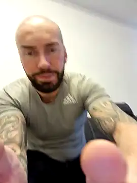 Snapshot of AronGrant chatting on February 9, 11:47 am AronGrant online show from February 9, 11:47 am