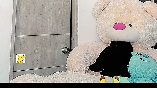 Snapshot of honey_skin chatting on January 12, 12:44 pm honey skin online show from January 12, 12:44 pm