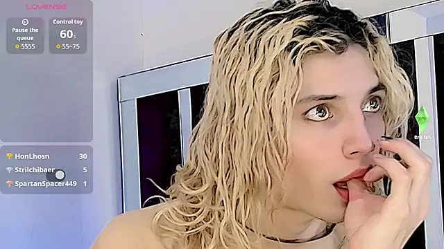 Snapshot of honey_skin chatting on September 16, 9:26 pm honey skin online show from September 16, 9:26 pm