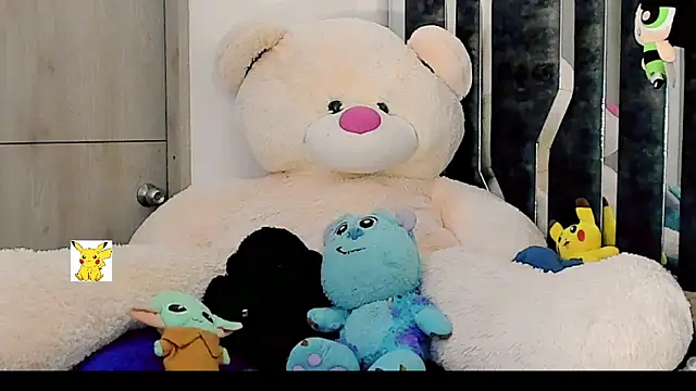 Snapshot of honey_skin chatting on December 9, 11:04 am honey skin online show from December 9, 11:04 am