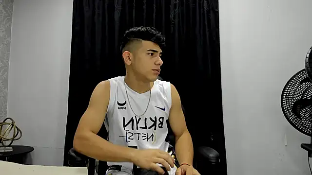 Snapshot of andrew_rose_ chatting on December 21, 3:09 pm andrew rose online show from December 21, 3:09 pm