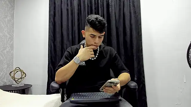 Snapshot of andrew_rose_ chatting on December 16, 2:57 am andrew rose online show from December 16, 2:57 am