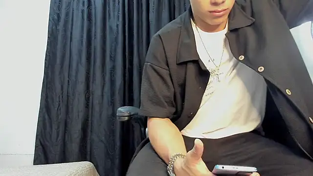 Snapshot of andrew_rose_ chatting on March 19, 3:41 am andrew rose online show from March 19, 3:41 am
