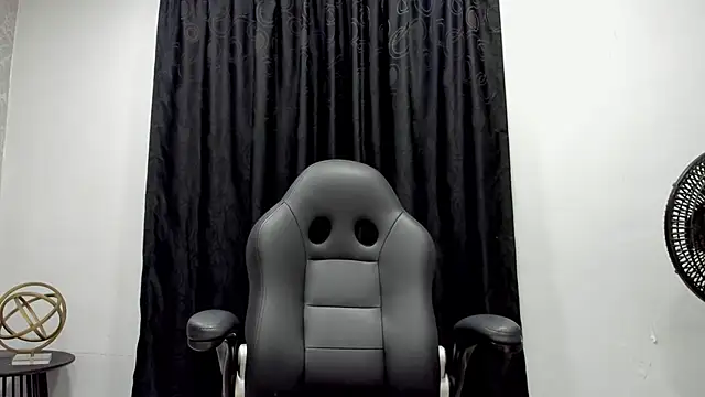 Snapshot of andrew_rose_ chatting on December 6, 2:06 pm andrew rose online show from December 6, 2:06 pm