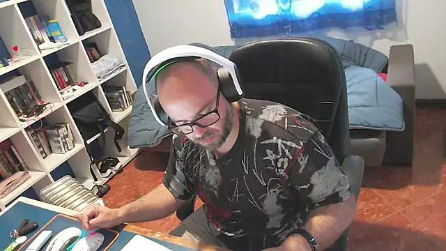 ravingr4d4 online show from April 21, 8:20 am