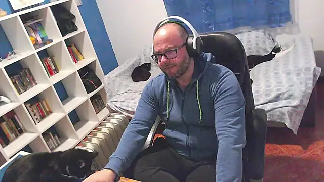 ravingr4d4 online show from February 7, 8:25 pm