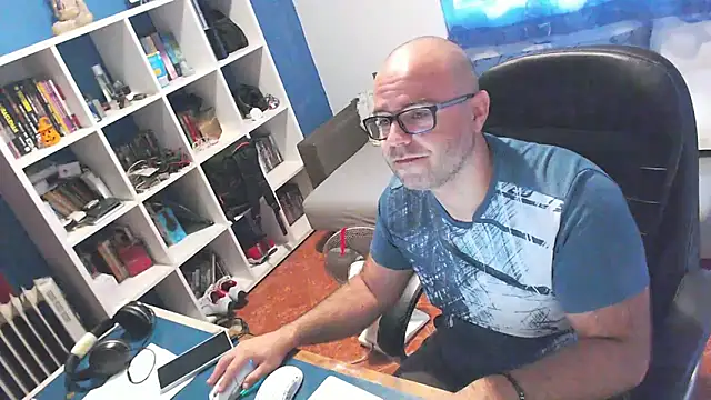 Snapshot of ravingr4d4 chatting on October 8, 8:18 am ravingr4d4 online show from October 8, 8:18 am