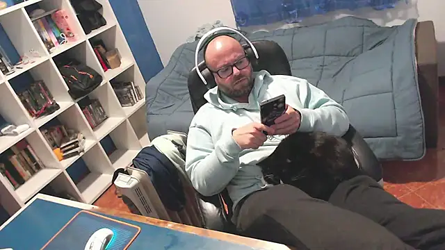 ravingr4d4 online show from March 10, 10:05 pm