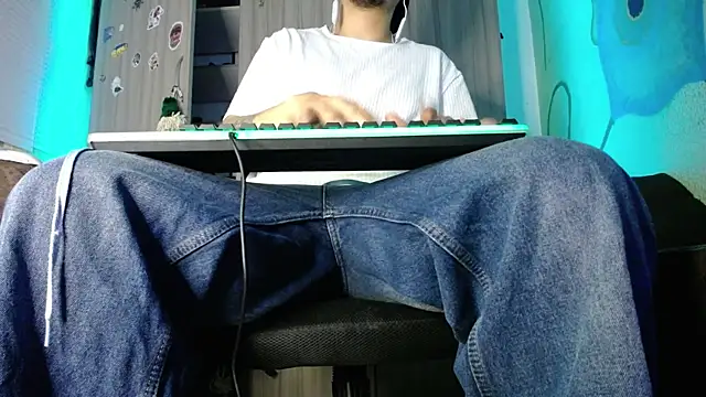 Snapshot of zacwatson_ chatting on December 15, 6:29 am zacwatson online show from December 15, 6:29 am