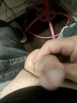 Snapshot of Sissy_bottom chatting on October 17, 11:42 pm Sissy bottom online show from October 17, 11:42 pm