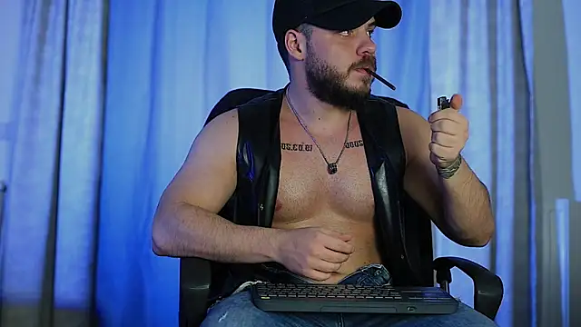 Snapshot of juliusmasters chatting on January 3, 3:55 pm juliusmasters online show from January 3, 3:55 pm