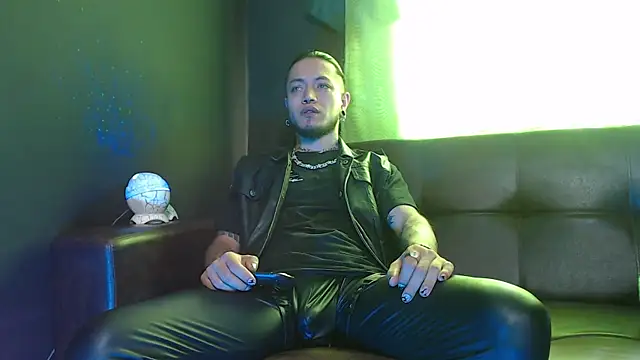 Dicaprioo  online show from May 7, 1:44 pm