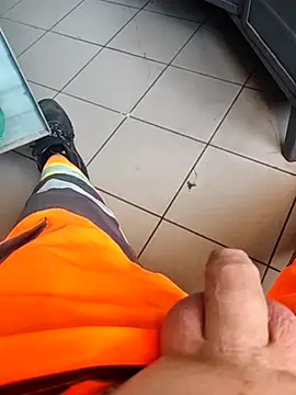 Snapshot of Szeltolo001 chatting on October 31, 1:25 pm Szeltolo001 online show from October 31, 1:25 pm