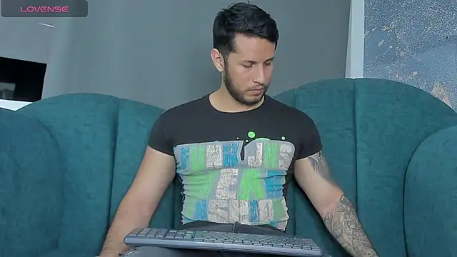 Snapshot of George_Diesell chatting on October 13, 4:51 am George Diesell online show from October 13, 4:51 am