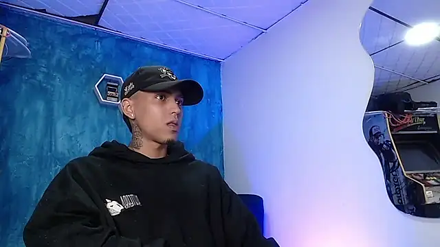 Snapshot of Liam_lee chatting on January 25, 12:58 pm Liam lee online show from January 25, 12:58 pm