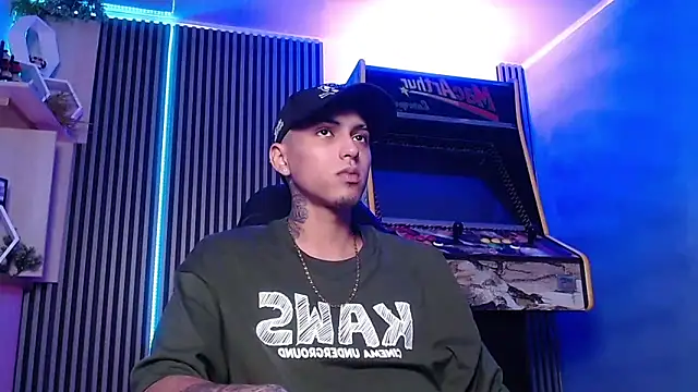 Snapshot of Liam_lee chatting on March 20, 1:37 pm Liam lee online show from March 20, 1:37 pm