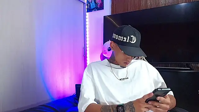 Liam lee online show from December 3, 11:33 pm