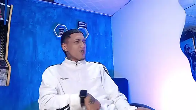 Snapshot of Liam_lee chatting on February 14, 12:57 pm Liam lee online show from February 14, 12:57 pm