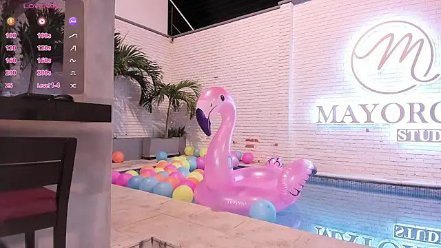 Snapshot of Maxim-Walker chatting on October 31, 3:41 am Maxim-Walker online show from October 31, 3:41 am